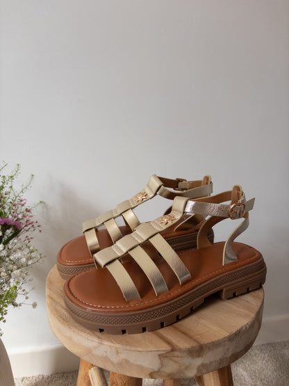 Gouden sandaaltjes met zonnemotief