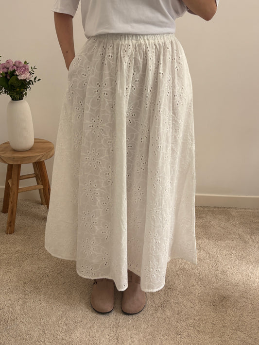 Jupe en broderie blanche