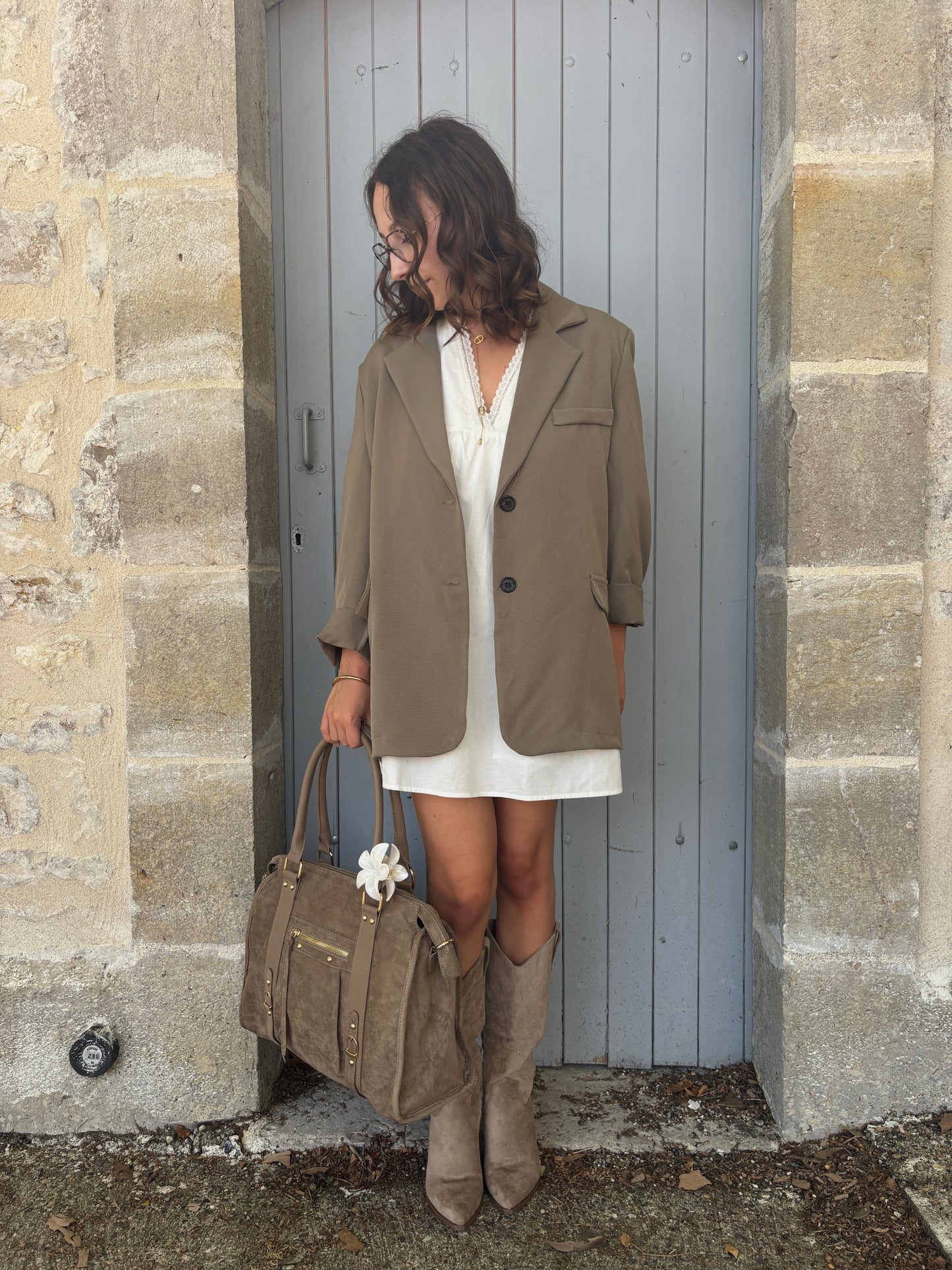 Taupe blazer met asymmetrische achterkant
