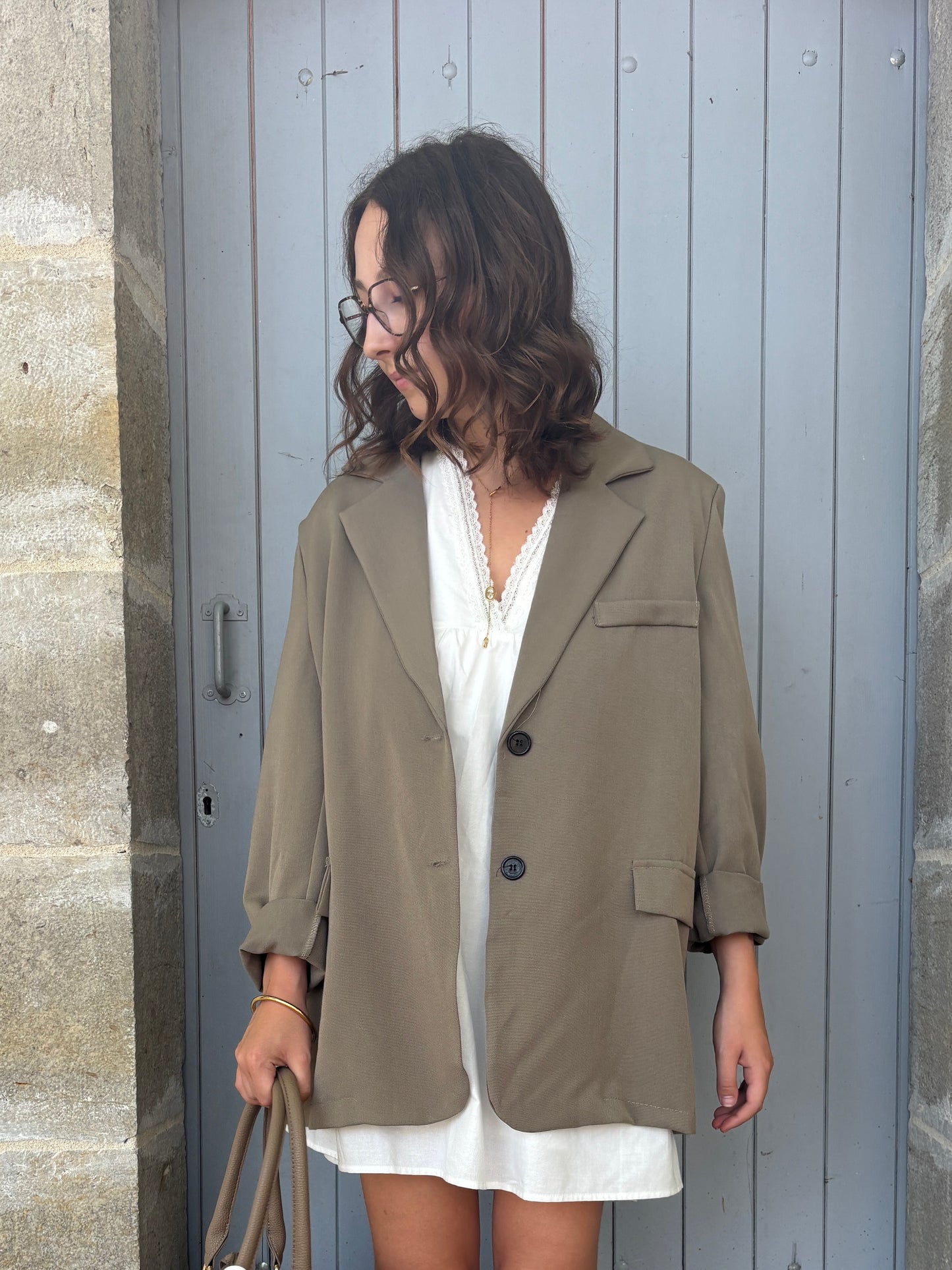 Taupe blazer met asymmetrische achterkant