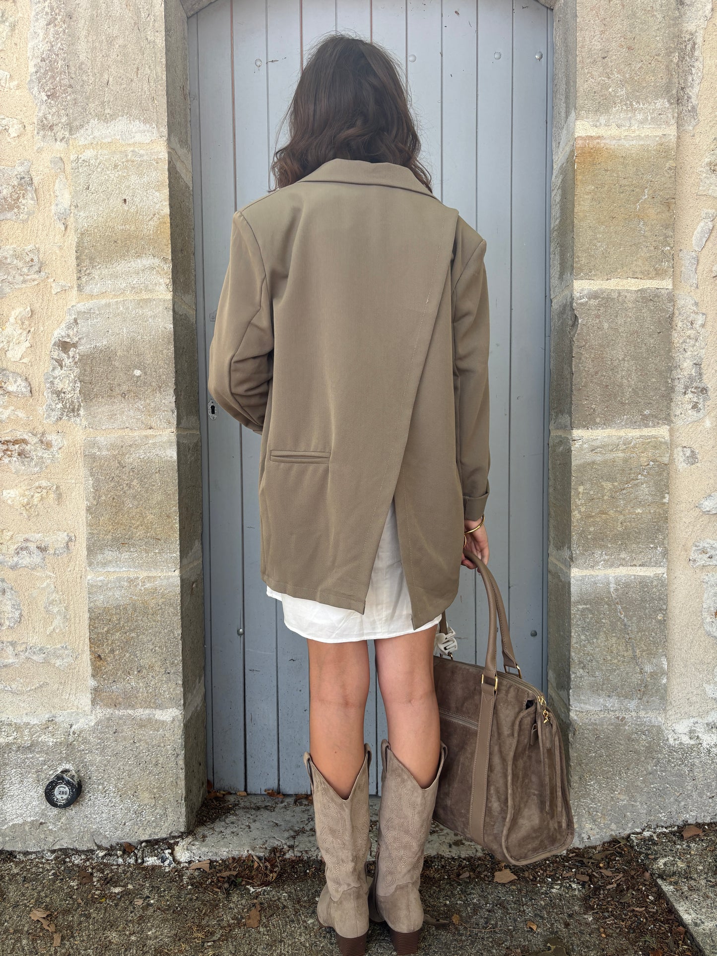 Taupe blazer met asymmetrische achterkant