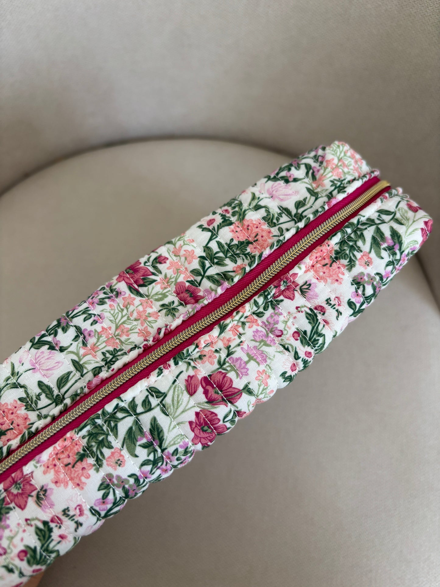 Bordeauxrode etui met bloemenprint