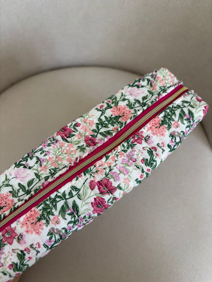 Bordeauxrode etui met bloemenprint